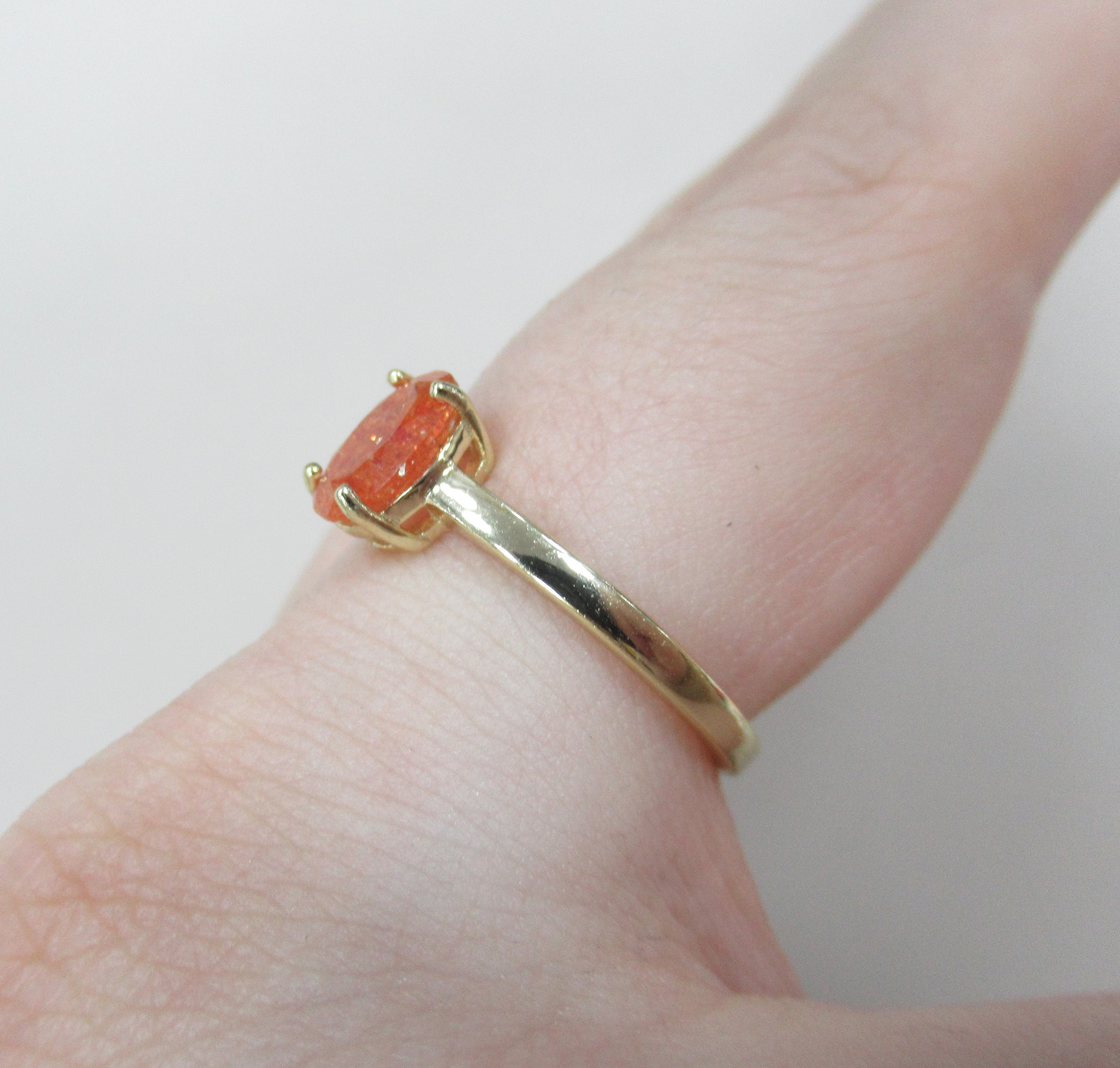 Серебряное кольцо с солнечным камнем